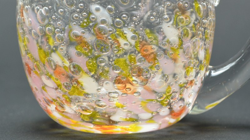 池宮城　善郎作　(煌工房)　気泡の海　タル型手付きグラス　赤黄ピンク　柄アップ