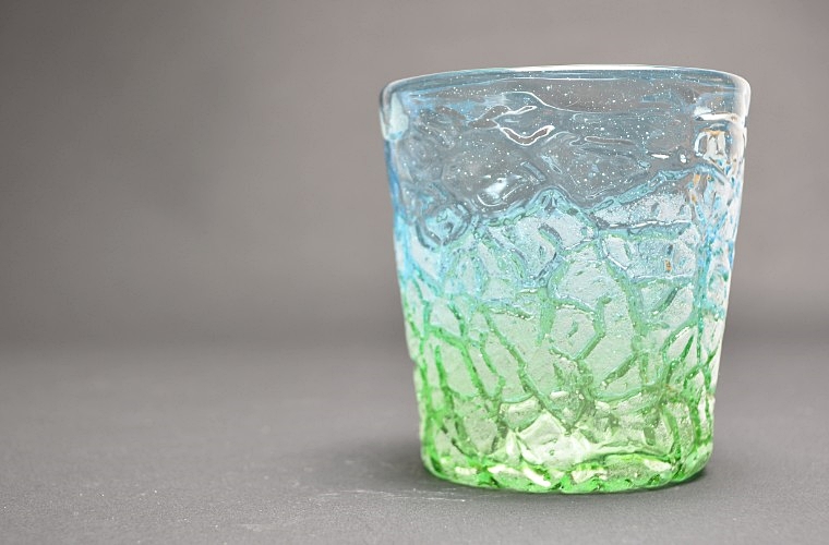 稲嶺盛一郎作(琉球ガラス工房　絆)　琉球ガラス　ロックグラス　アイスカット　水/緑　アップ