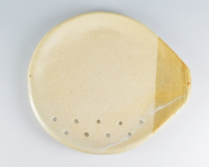 大関信一作　笠間焼　カップ&ソーサ　水玉　白　ソーサのみ上からの画像です