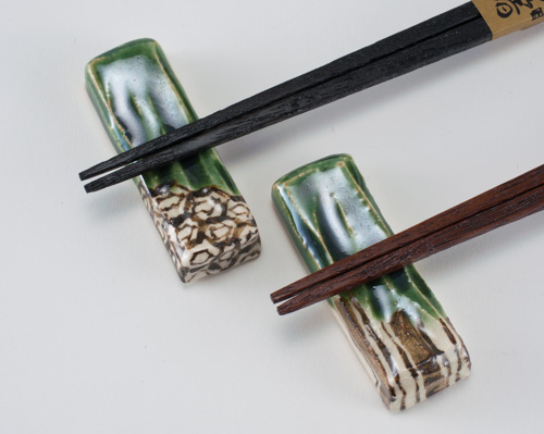 陶化作　箸置き　おりべ　箸と合わせた画像