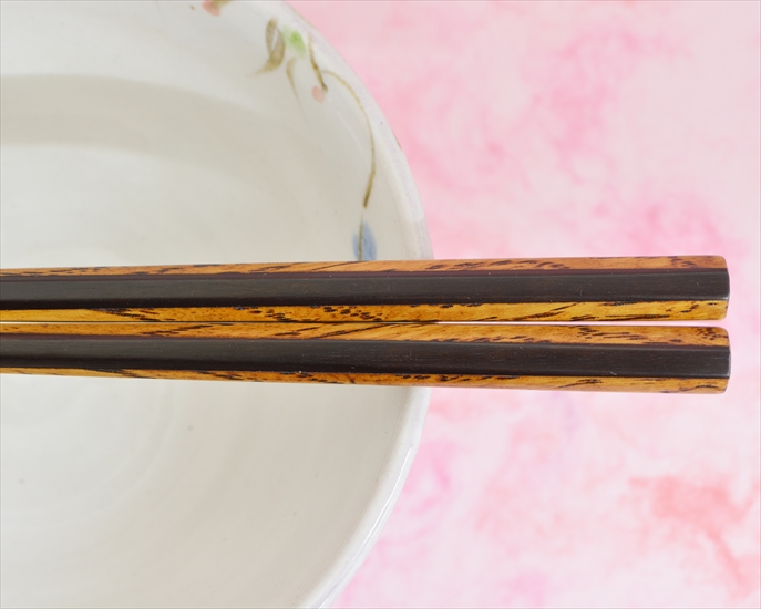 木曽塗　山栗　茶碗に乗せてアップ